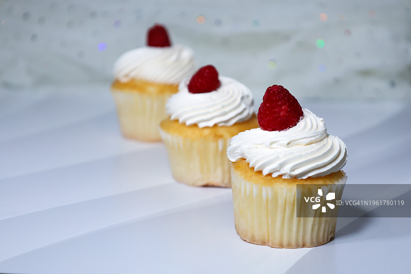 尚蒂伊杏仁杯形蛋糕图片素材