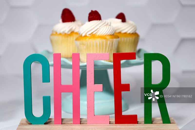 尚蒂伊杏仁杯形蛋糕图片素材