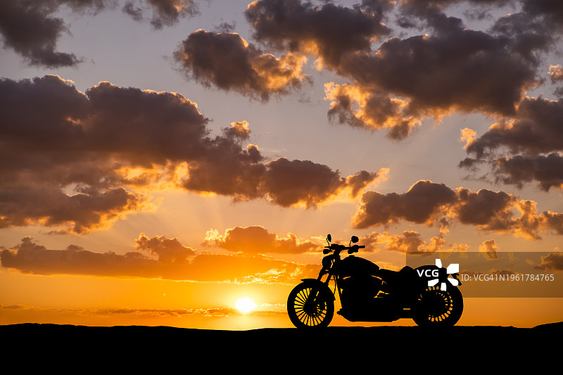日落时分的摩托车公路冒险图片素材