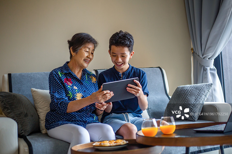 祖母和孙子使用家庭科技产品图片素材