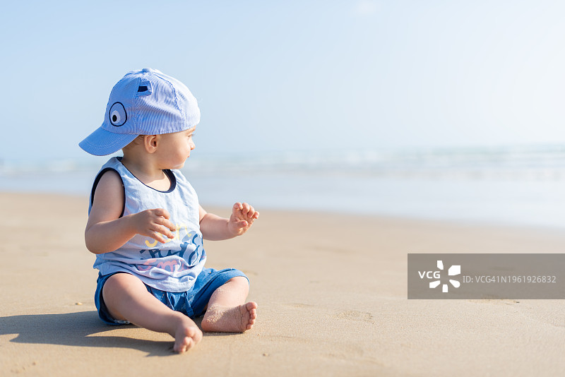 宝宝在沙滩上玩耍图片素材