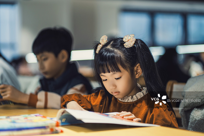 在图书馆看书的女孩图片素材