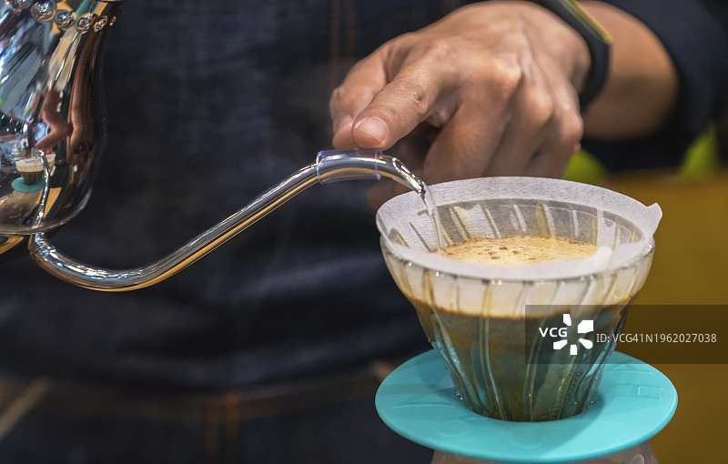 咖啡师制作咖啡图片素材