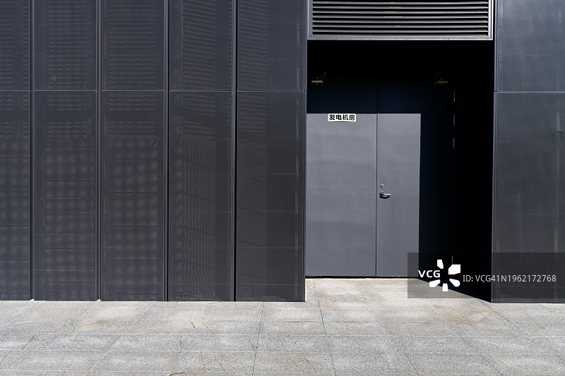 公共建筑金属外墙入口处的空地图片素材