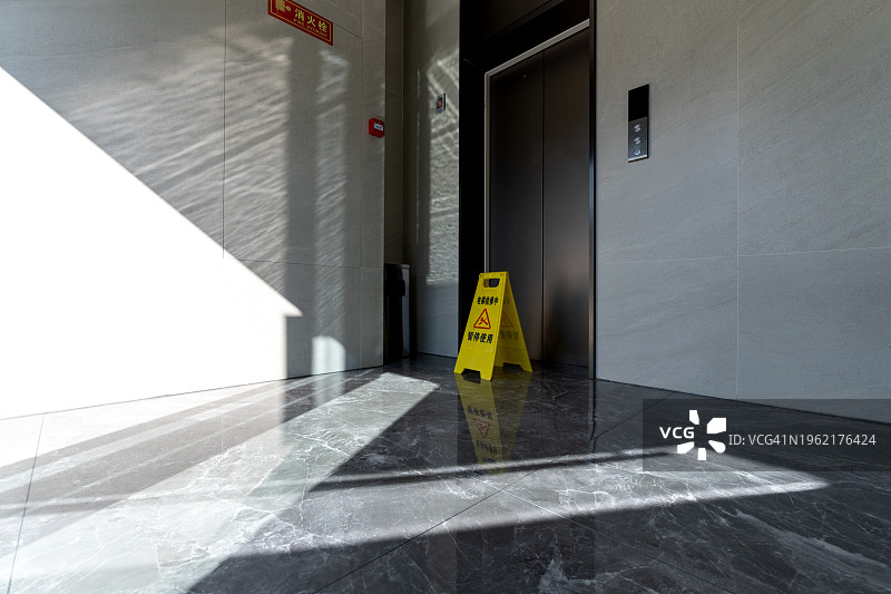 维修中的电梯图片素材