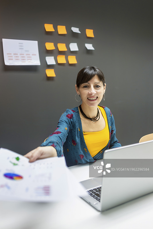 专业人士在头脑风暴会议中分析图表数据图片素材
