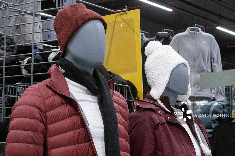 穿着冬季服装、保暖衬衫、围巾和羊毛帽的情侣模特图片素材