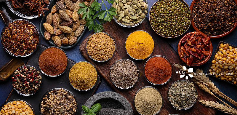 色彩鲜艳的香草和香料图片素材