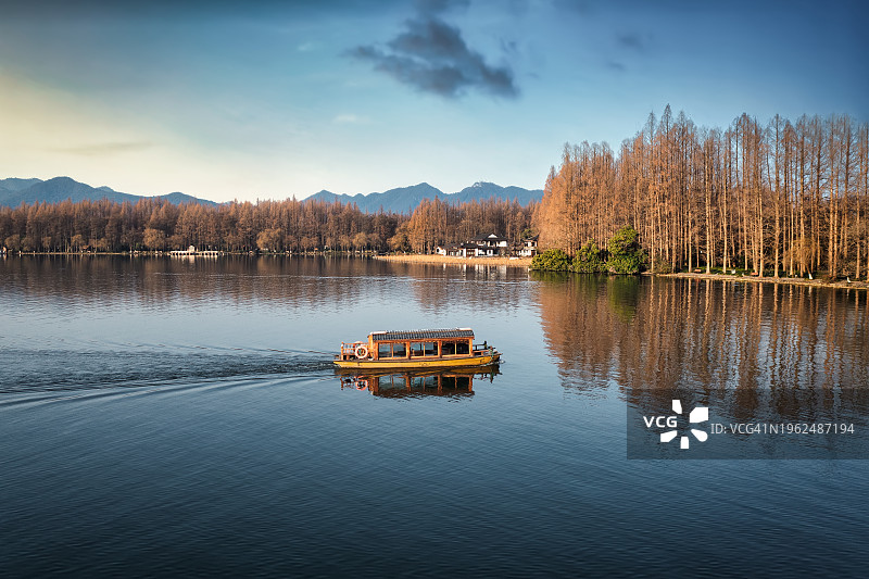 湖上航行的船只图片素材