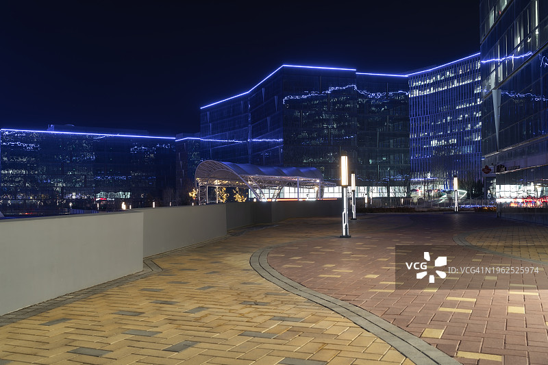 夜间办公楼前的步行道图片素材