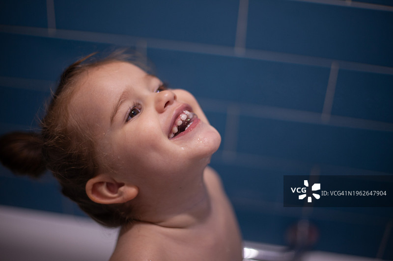 女孩正在刷牙图片素材