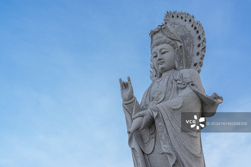 蓝天背景下的观音菩萨像图片素材