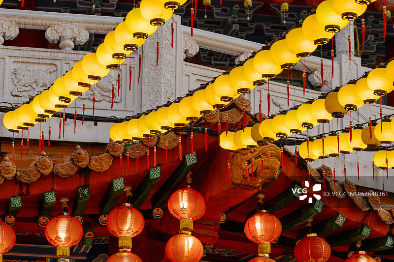 寺庙悬挂的灯笼串图片素材