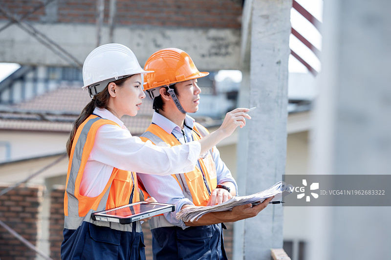 建筑项目中的风险管理与预算管理，项目负责人在施工现场讨论进度图片素材