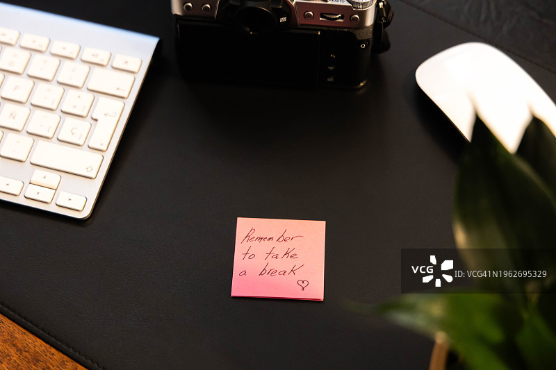 办公桌上带有励志短语的便利贴图片素材