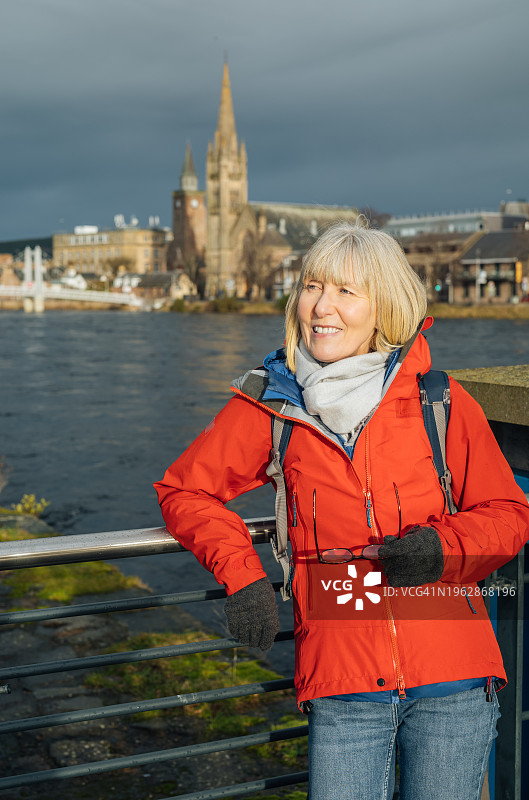 年长的女性参观苏格兰因弗内斯图片素材