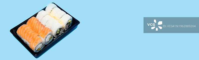 蓝色背景上的红鱼和凯撒沙拉卷图片素材