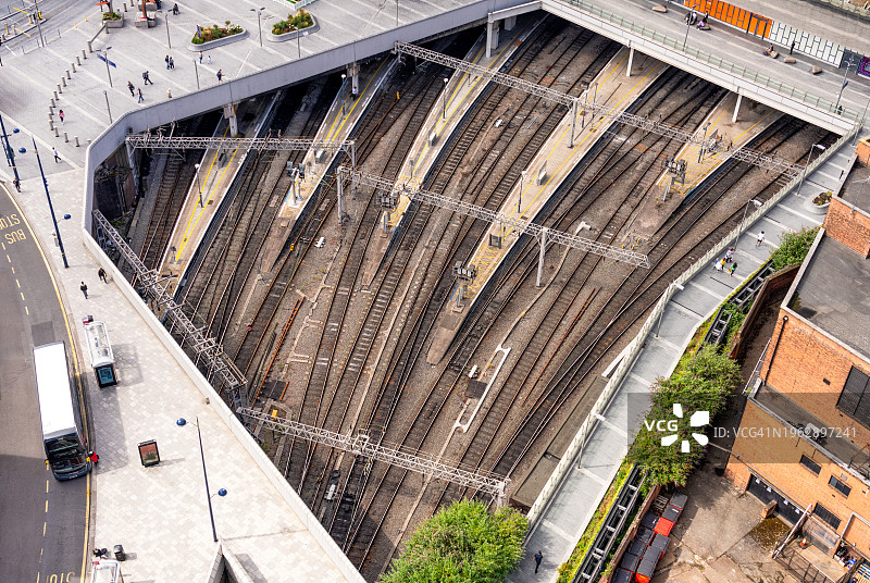 高空俯瞰复杂的火车轨道图片素材