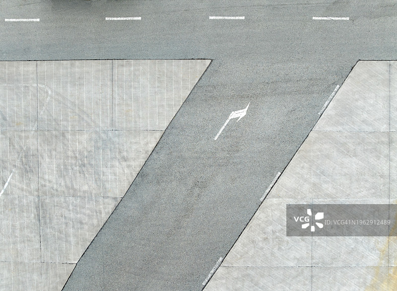 俯视空旷停车场的车道图片素材