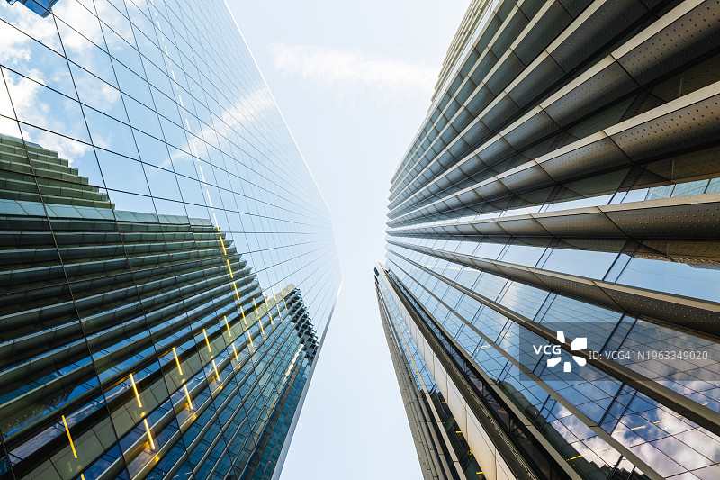 伦敦城市闪闪发光摩天大楼的低角度视图图片素材