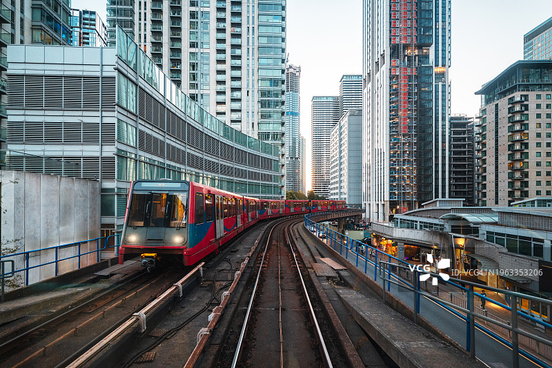 英国伦敦金丝雀码头的DLR列车图片素材