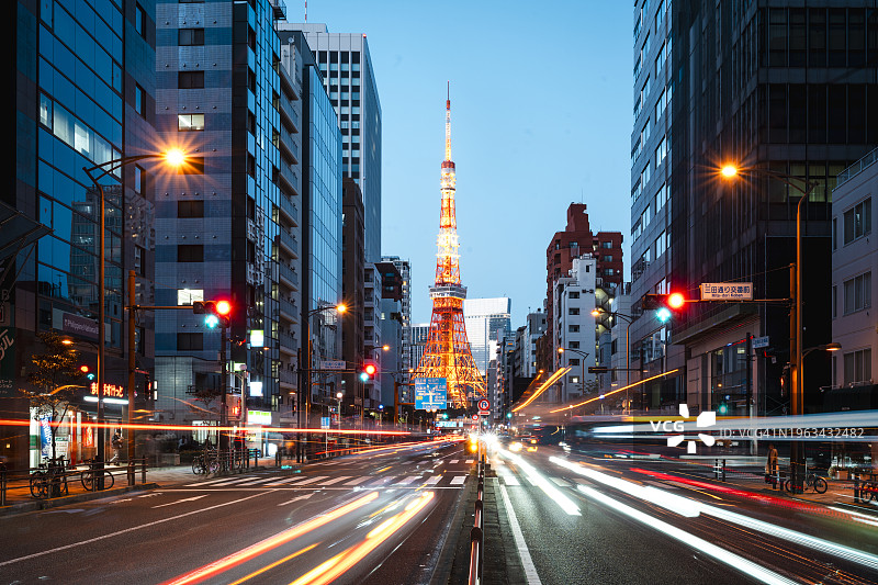 东京塔与汽车光轨，日本东京图片素材