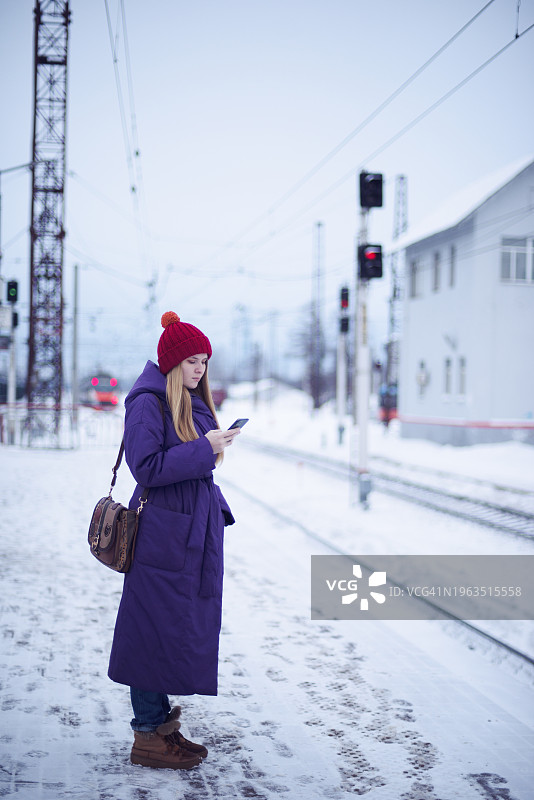 车站上的年轻女人图片素材