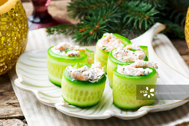 烟熏三文鱼黄瓜卷图片素材