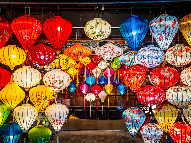 会安古镇夜市商店中，具有不同图案的彩色照明纸灯笼，联合国教科文组织世界遗产 - 广南省 - 越南中部图片素材