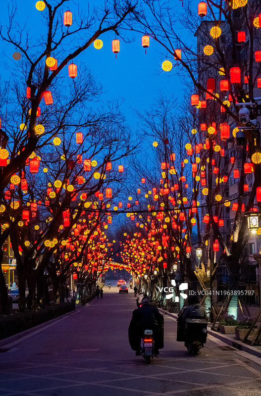 北京胡同里的中国新年图片素材