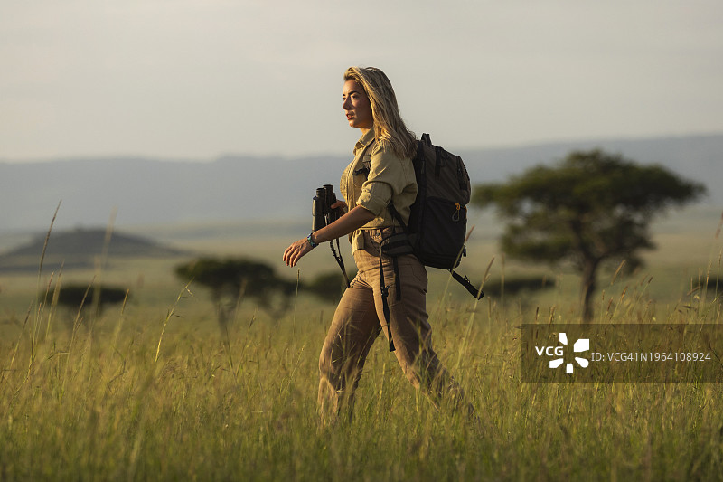 参加徒步旅行的女人图片素材