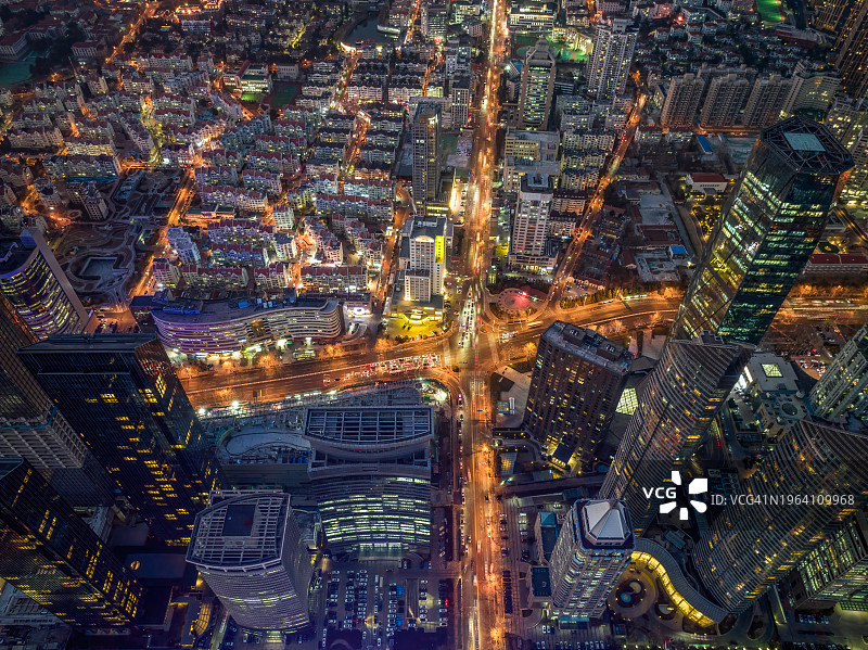 航拍夜间直升机停机坪和城市景观图片素材