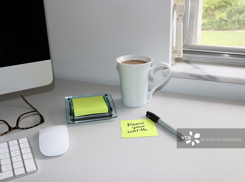 现代办公桌上的便利贴图片素材