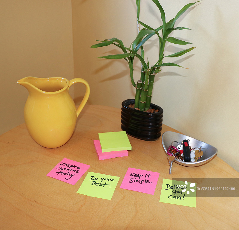 带有房屋钥匙和便签的木桌图片素材