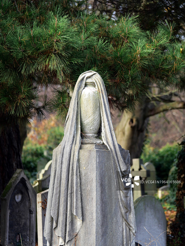 伦敦布朗普顿公墓的灰色石制丧葬瓮雕塑图片素材