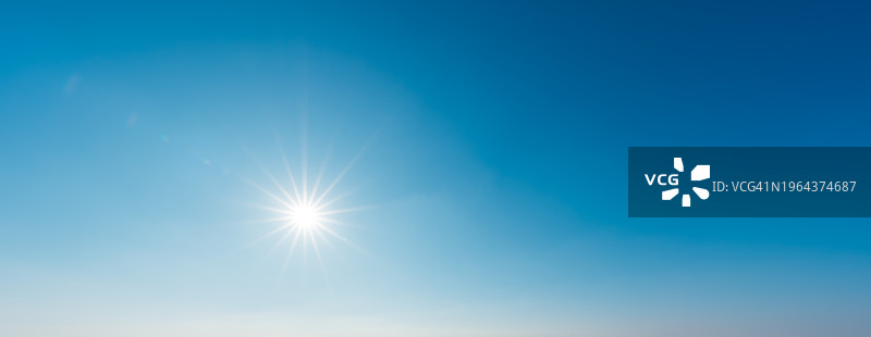 阳光明媚的晴朗蓝天背景图片素材