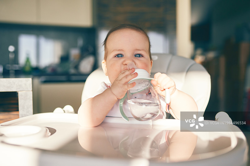 宝宝喝奶图片素材