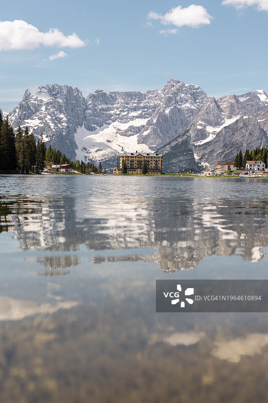 米苏里纳湖景观与大型酒店背景图片素材
