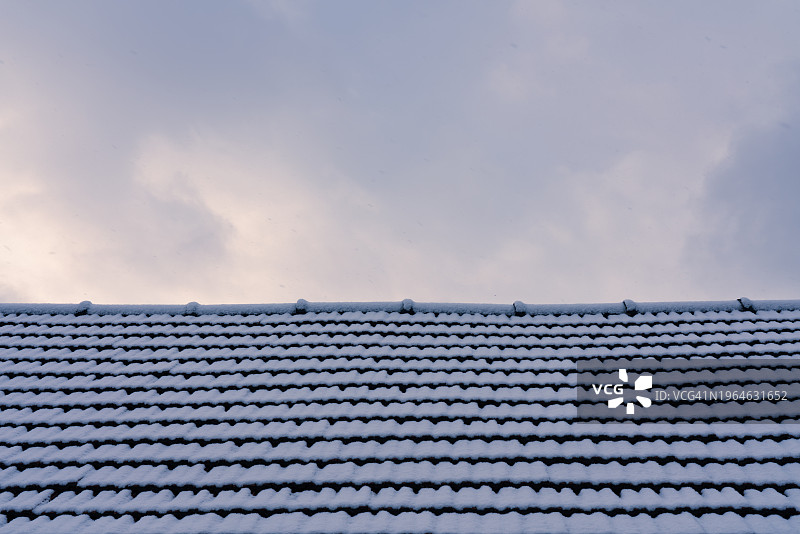 下雪天的瓷砖屋顶图片素材
