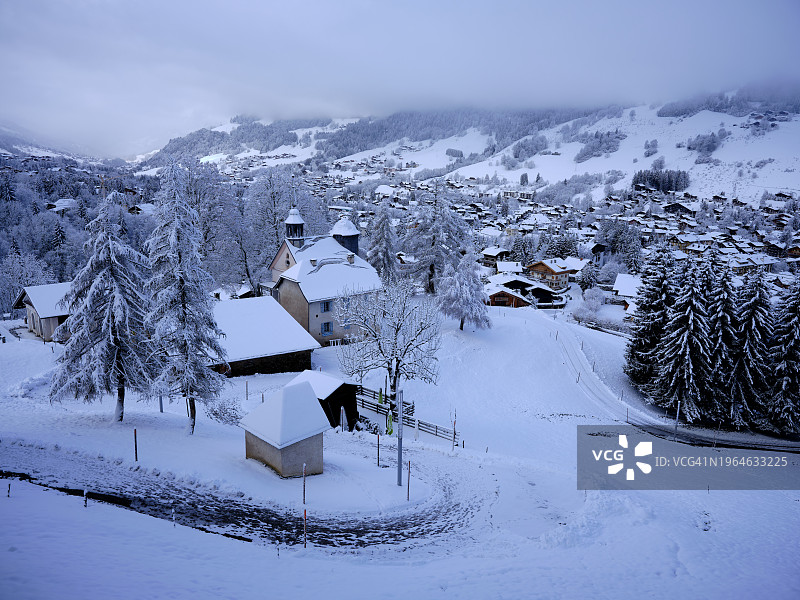 田园雪景中的小教堂图片素材