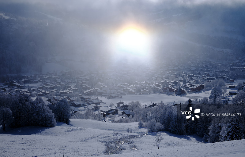 阳光照亮梅热沃村庄图片素材
