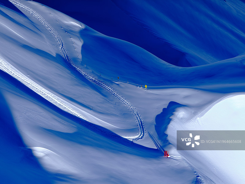 雪地上的波浪形图案图片素材