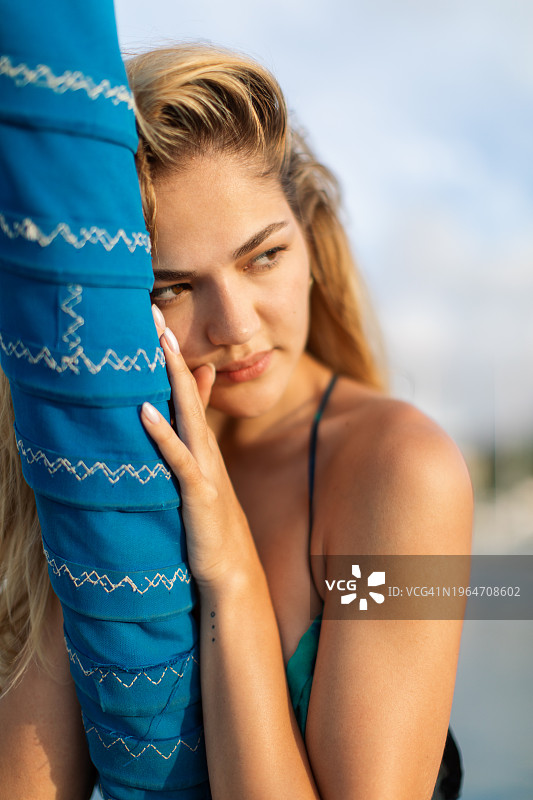 在帆船上摆姿势的年轻漂亮女人图片素材