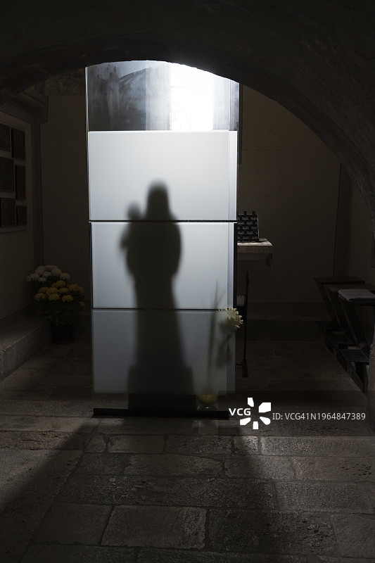 圣于尔萨讷教堂的玛丽和耶稣的影子图片素材