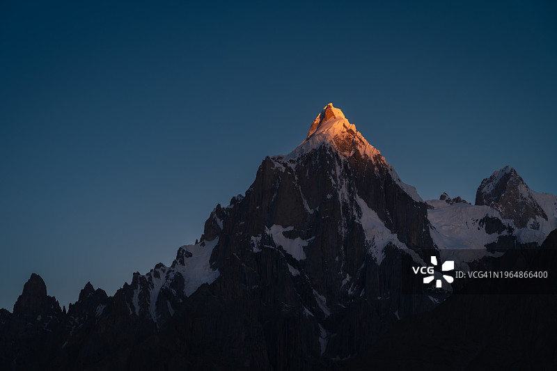 巴基斯坦喀喇昆仑山脉，K2徒步路线：帕伊朱峰日出图片素材