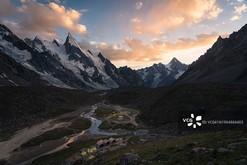 巴基斯坦K2徒步路线中喀喇昆仑山脉Khuspang营地的日落图片素材