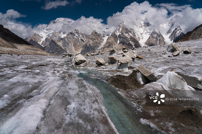 巴基斯坦乔戈里峰徒步路线：维涅冰川，背景为乔戈里峰和布洛阿特峰图片素材