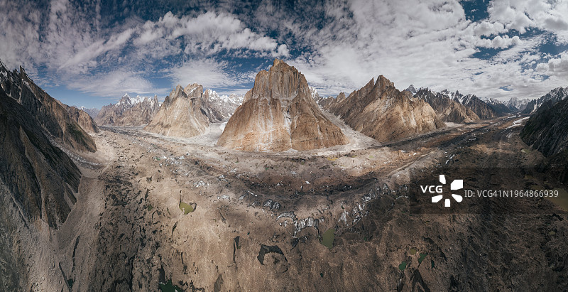 从乌尔都卡斯营地看到的喀喇昆仑山脉全景，K2徒步路线，巴基斯坦图片素材