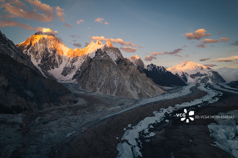 航拍加舒尔布鲁木山日落，巴基斯坦乔戈里峰徒步路线图片素材