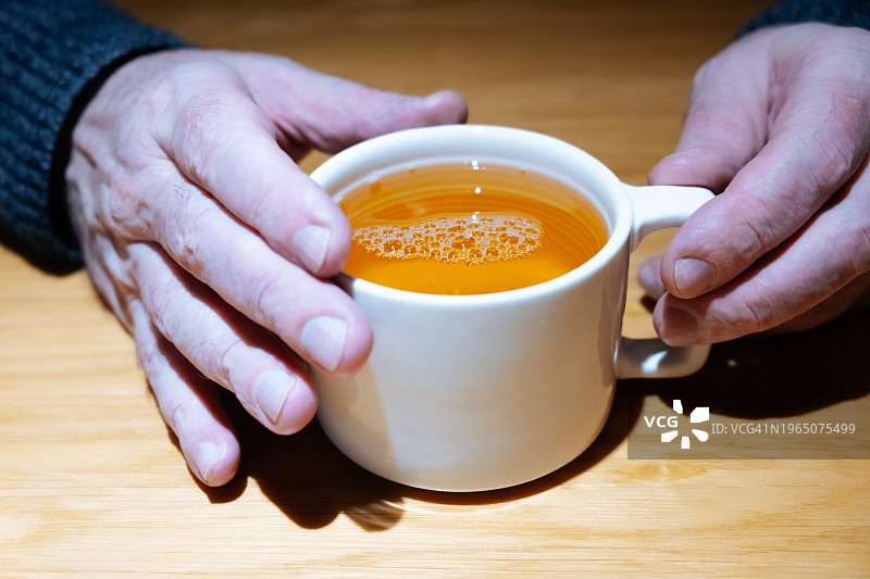 桌子上的马克杯中的绿茶图片素材